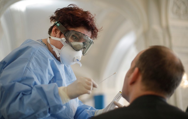 Virusolog român, despre vârfurile cazurilor de coronavirus în România