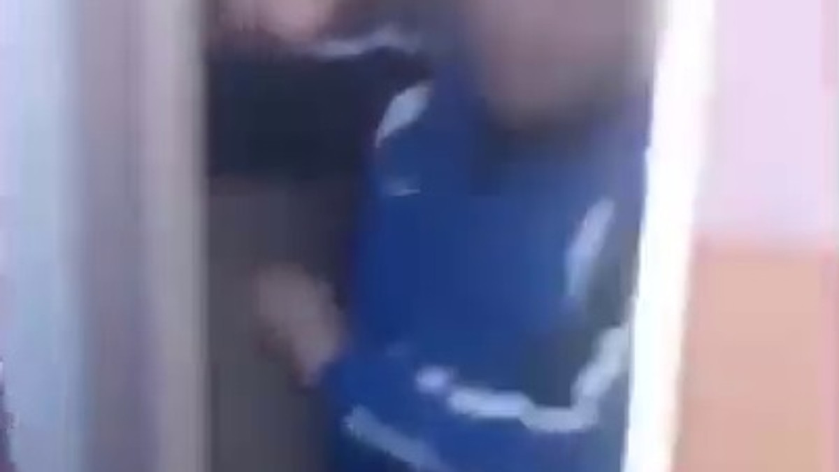 Un elev a fost închis într-un dulap, batjocorit și bătut de colegi. Imagini scandaloase într-o școală din Olt