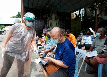 Vaccinare „pe repede înainte”, la Bangkok.