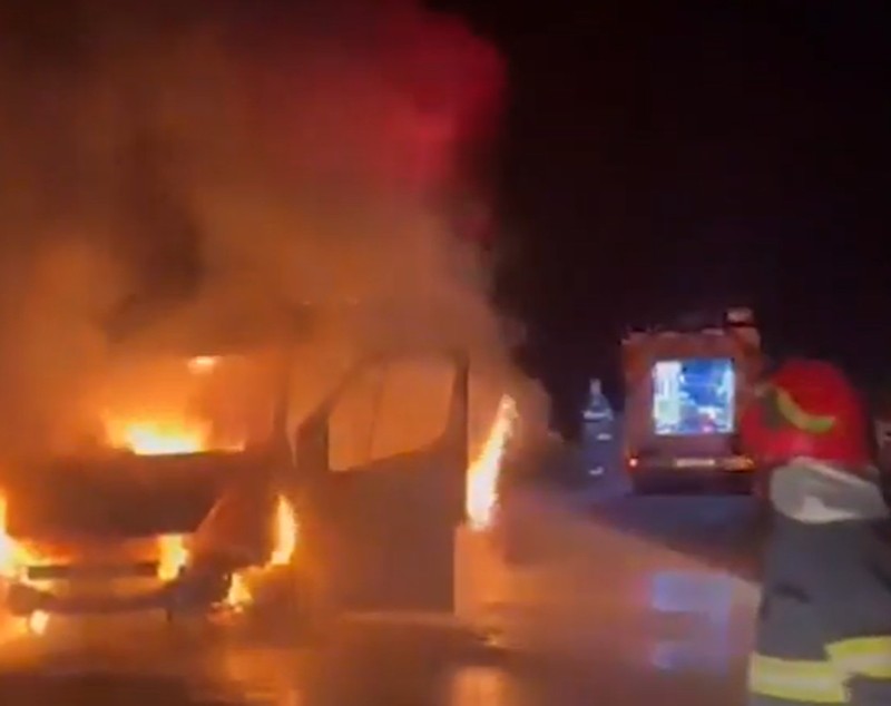O ambulanță care ducea o femeie la spital a luat foc în noaptea de Înviere, în Mureș. Pacienta, salvată în ultimul moment