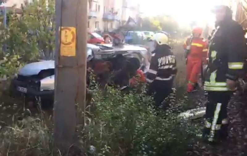 Moarte îngrozitoare pentru patru oameni în Lugoj. Mașina în care se aflau a fost spulberată de tren / FOTO&VIDEO