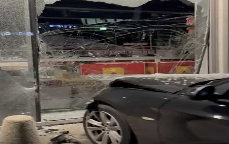 Un șofer de 20 de ani a făcut drifturi și a intrat cu mașina direct într-un magazin de electrocasnice, în județul Timiș