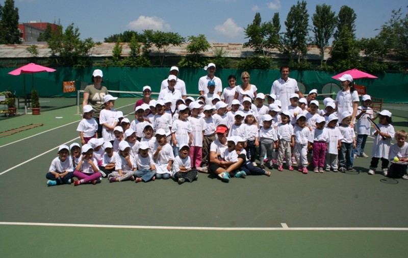 Copiii care se apucă de tenis au şansa să câştige o excursie la Paris!