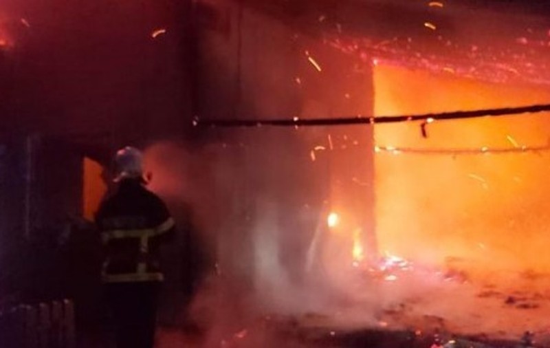 Incendiu la o casă de vacanță din Tulcea. Cinci persoane au ajuns la spital