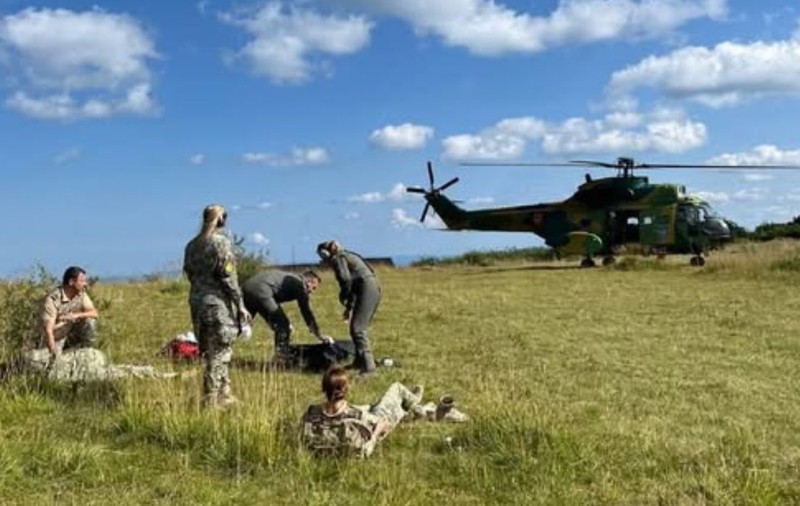 O tânără de 18 ani, grav rănită, a fost găsită în Masivul Ceahlău. Elicopterele Forţelor Aeriene Române care au reperat-o erau în timpul unui exercițiu