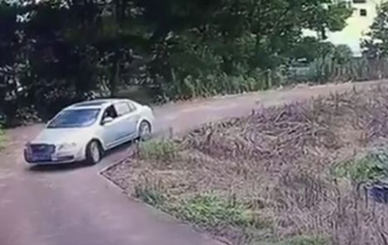 VIDEO | Un bărbat a încercat să întoarcă mașina, dar a ajuns în lac. Greșeala pe care a făcut-o