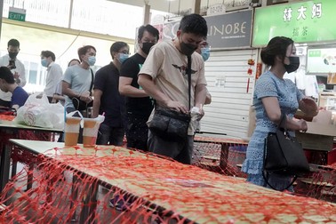 Oamenii au făcut cozi la restaurante după ce autoritățile din Singapore le-au redeschis, în iunie 2021 | Foto: EPA