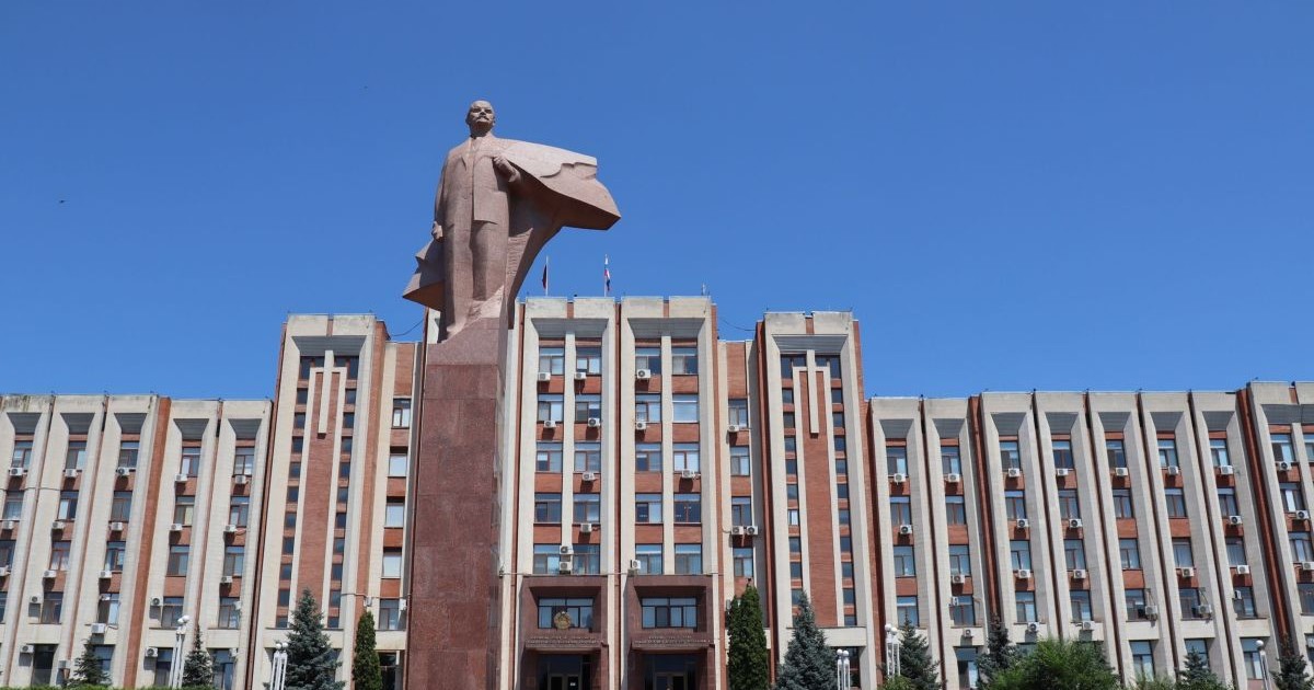 O statuie a lui Lenin se află în fața clădirii parlamentului din Tiraspol, în regiunea separatistă Transnistria, iulie 2021