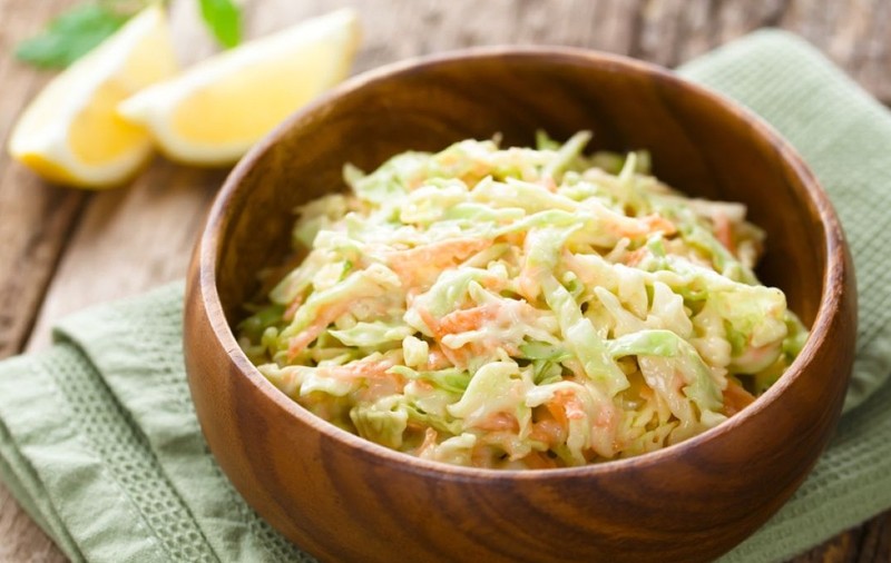 Bol cu salată coleslaw