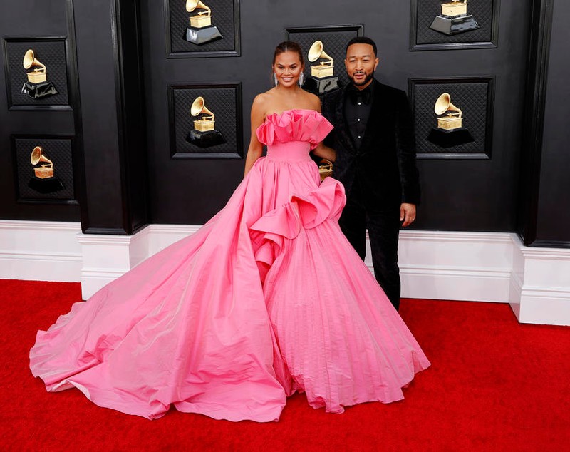 Ținute Grammy 2022. Celebritățile s-au întrecut în rochii elegante, însă una dintre ele a apărut îmbrăcată într-o pelerină, cu bocanci în picioare