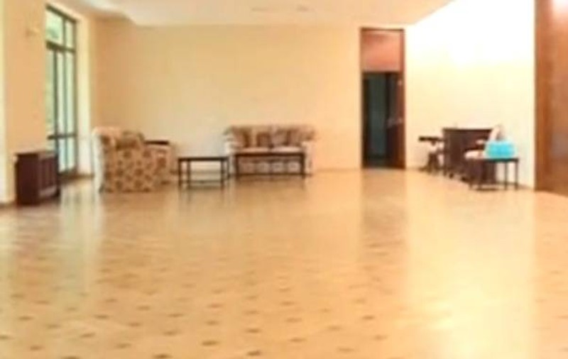 Oamenii stau în caniculă la cozi de zeci de metri pentru a vizita Vila Dante