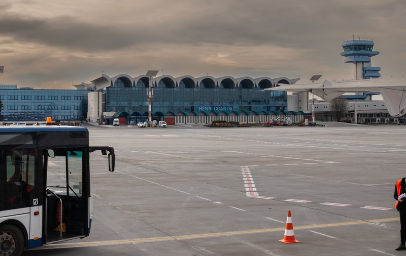Un autobuz cu pasageri de pe Aeroportul Otopeni a ajuns pe DN1, în loc să-i ducă la avion. Explicațiile reprezentanților aeroportului