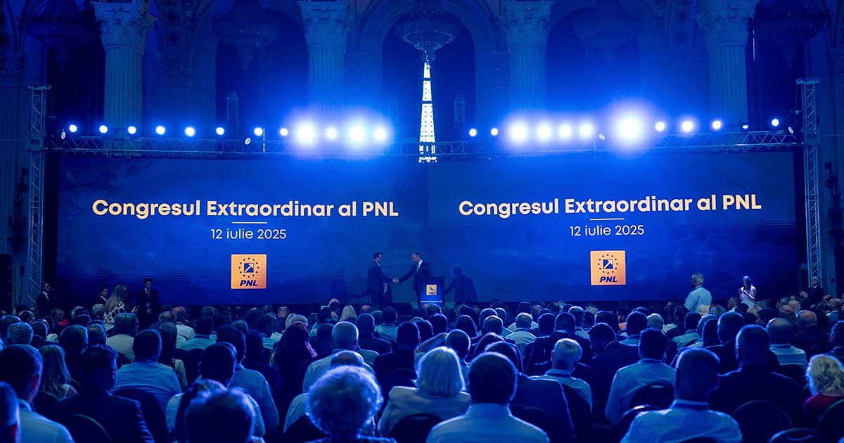 Imagine de ansamblu cu scena și oamenii din sală de la Congresul PNL din 2025
