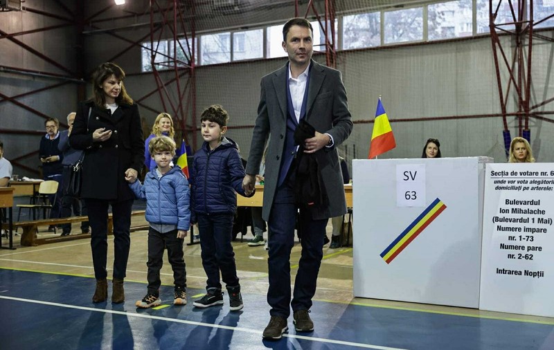Cine e partenera de viață a lui Cătălin Drulă. Candidatul USR la Primăria Capitalei a mers la vot alături de ea și de cei doi copii ai lor