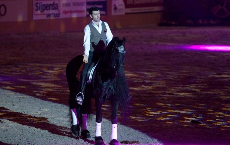 Vlad Miriță, show total pentru olandezi. A cântat în timp ce călarea un armăsar! | FOTO