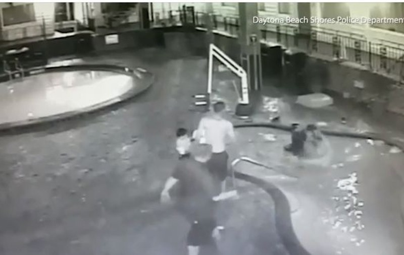 Un copil era să moară înecat într-o piscină, în timp ce mama lui era beată în hotel