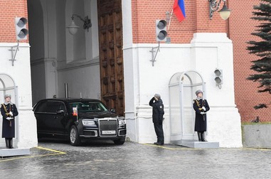 Un vehicul Aurus Senat aparținând lui Vladimir Putin părăsește Kremlinul. Foto: EPA