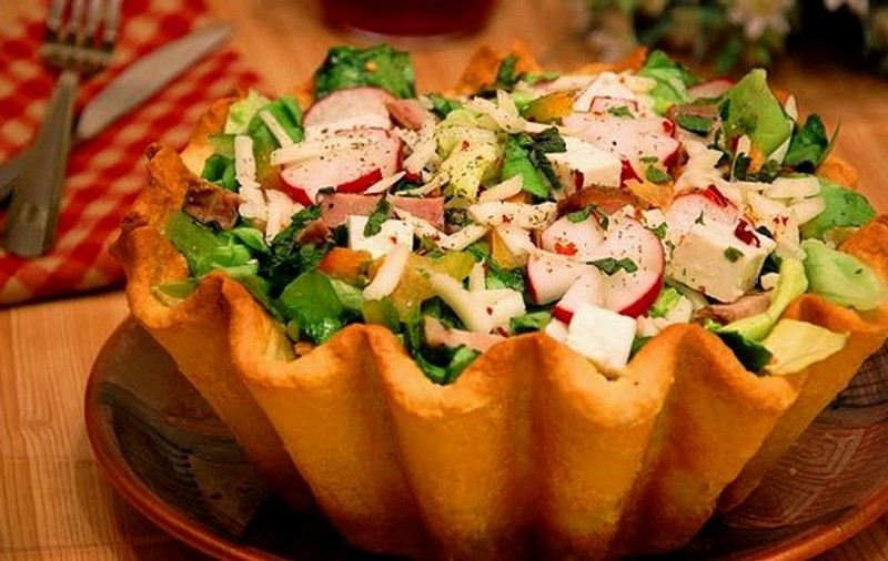 Reţeta zilei | Salată în coş de pâine