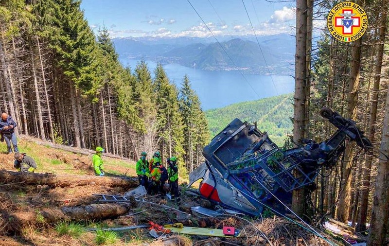 Tragedie într-o stațiune montană din Italia: 14 morți și un copil în stare gravă, după ce o telecabină s-a prăbușit