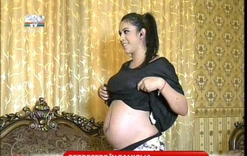 Raluca, soția lui Pepe, și-a arătat burtica de gravidă în direct: "Mi-e foarte frică de naștere”