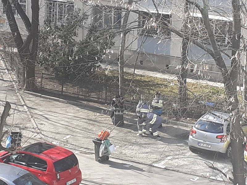 Un lucrător de la ADP Sector 4 i-a dat jos pantalonii unui coleg în plină stradă