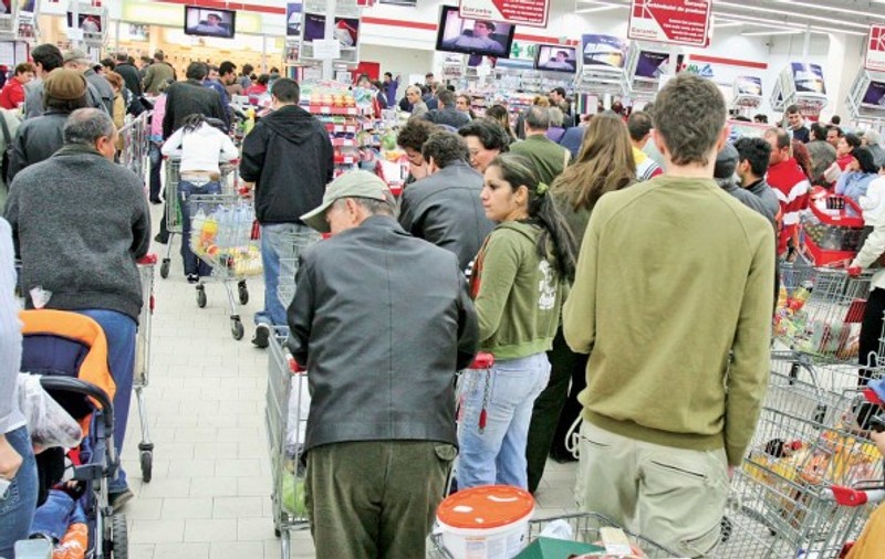 NU E ROST DE ECONOMII PENTRU ROMÂNI: Cheltuim lunar uneori și mai mult decât câștigăm
