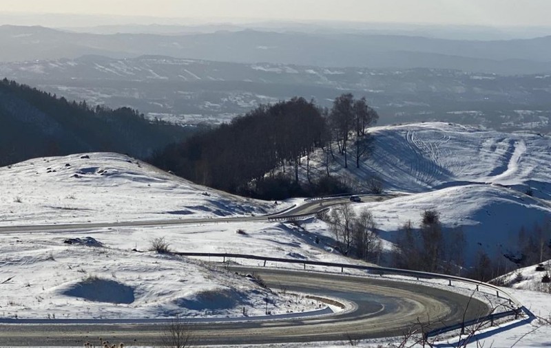 Mai multe porțiuni de drum de pe Transalpina şi Transfăgărăşan, închise circulației din cauza vremii