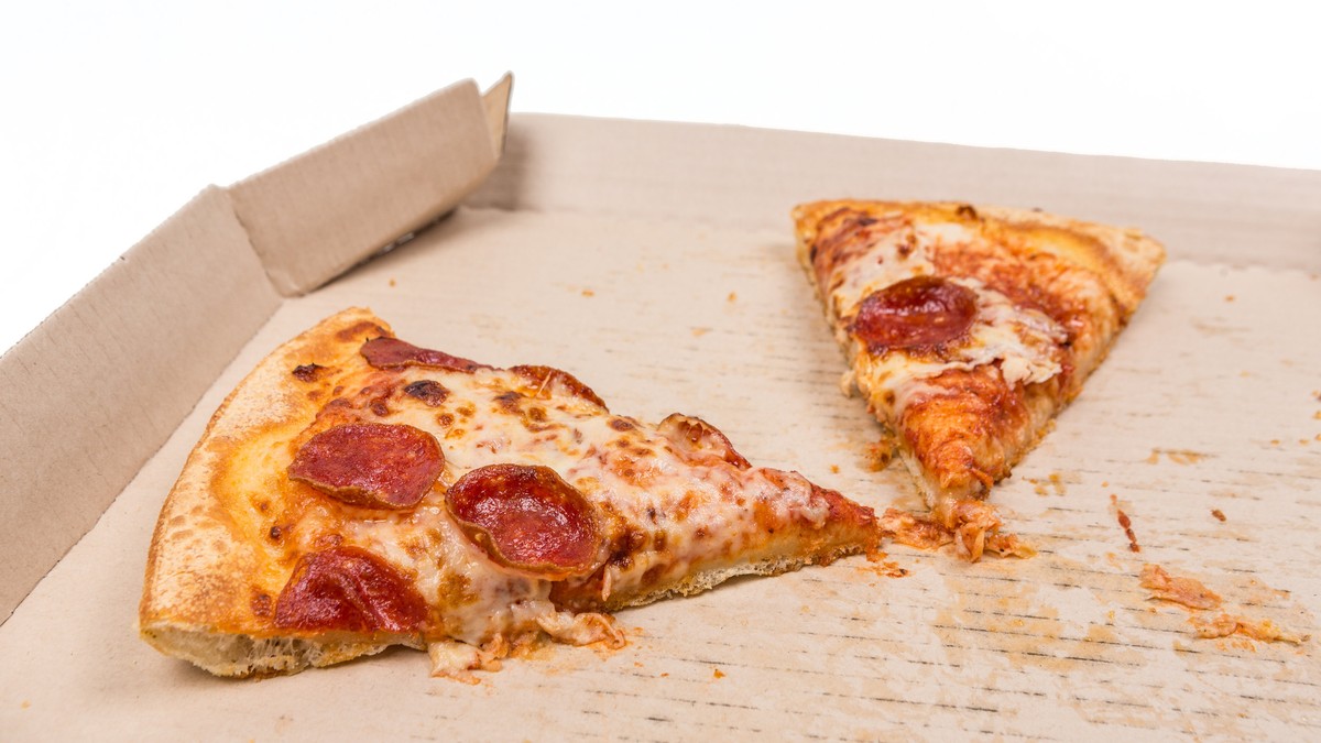 Ce faci cu resturile de pizza a doua zi. Cel mai bun mod de a reîncălzi feliile de pizza