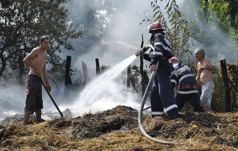 Peste 40 de tone de furaje de pe cinci proprietăți s-au aprins într-un sat din județul Buzău/ FOTO