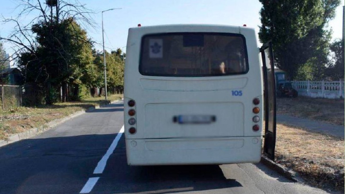 Un microbuz alb este parcat cu ușa din spate deschisă, după ce asupra s-a a fost aruncată o grenadă, Kiev, 6 octombrie 2025