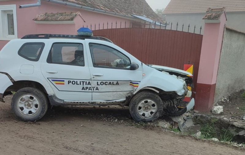 Un adolescent fără permis a furat maşina Poliţiei Locale şi a făcut accident, într-o comună din Braşov
