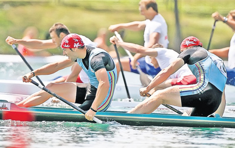 Alex Dumitrescu şi Victor Mihalachi, medaliaţi cu aur la canoe dublu, își spun «Băieţii unicat»