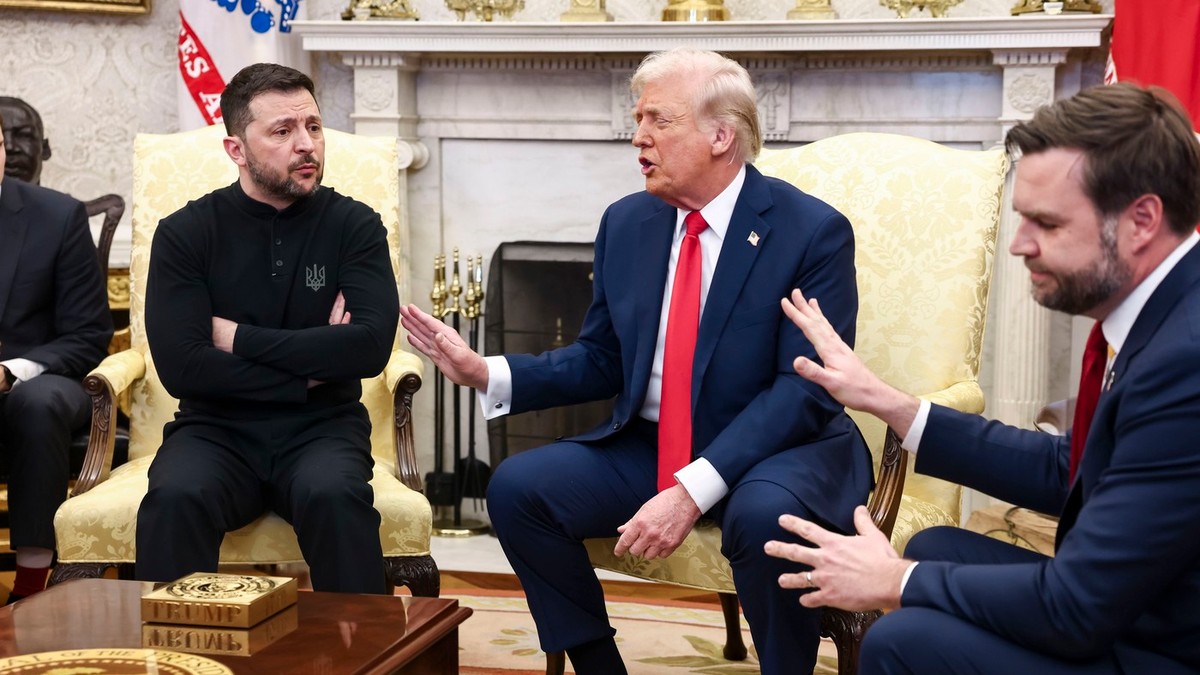 Volodimir Zelenski (stanga), Donald Trump (centru) și JD Vance (dreapta) ăn Biroul Oval la Casa Albă