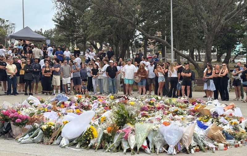 O fetiță de 10 ani și un supraviețuitor al Holocaust, printre cele cel puțin 15 persoane ucise în atacul armat din Australia