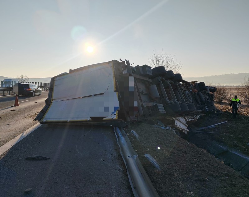 Accident rutier pe autostrada A1, pe sensul Sebeș - Sibiu. Un TIR a lovit o autoutilitară staționată pe banda de urgență