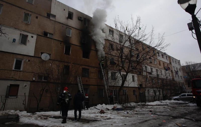 FOTO/ Explozie la un bloc din municipiul Buzău, după ce un bărbat și-a aprins o țigară