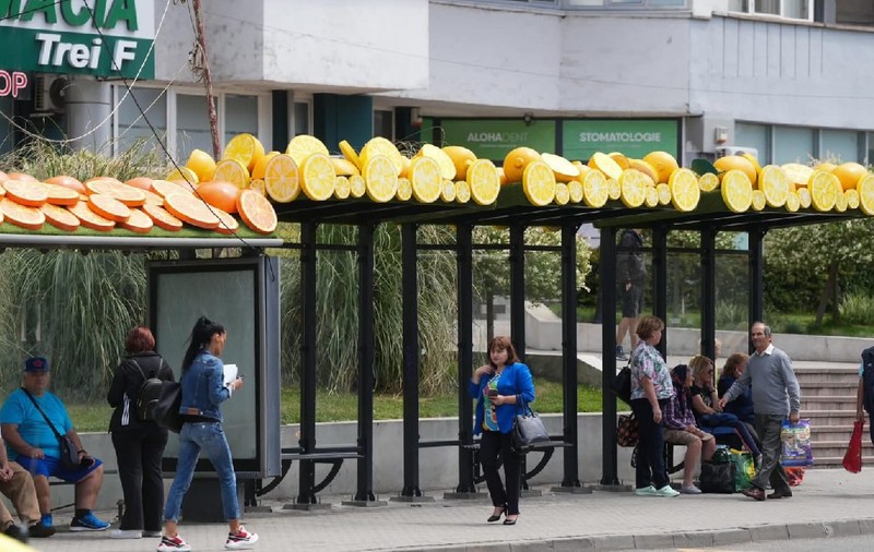 Stațiile de autobuz din Craiova, decorate cu recuzita rămasă de la Târgul de Paște: „Nu butaforie, kitsch”