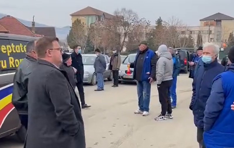 Un deputat AUR a fost alungat de angajații fabricilor din Cugir care protestau. „Ce caută aici cu politica?”