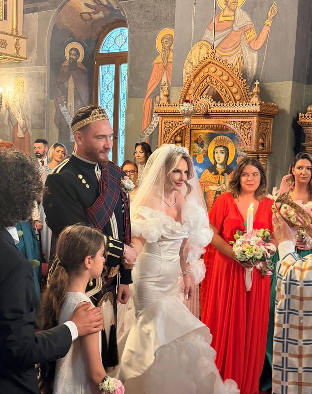 Marius Moga și soția lui, Bianca, nași de cununie pentru cei mai buni prieteni. Fosta jurnalistă de la PRO TV a atras privirile tuturor, în biserică