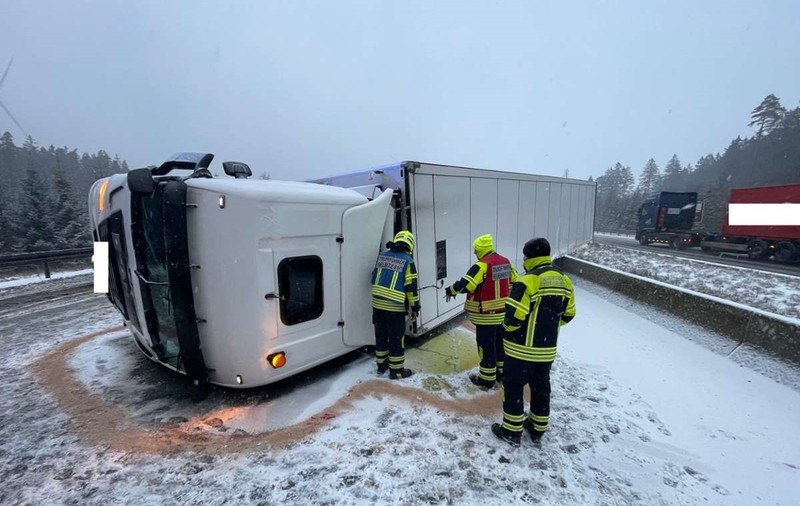 În prima zi cu zăpadă în Germania, un șofer român a răsturnat camionul pe autostradă și a blocat tot traficul