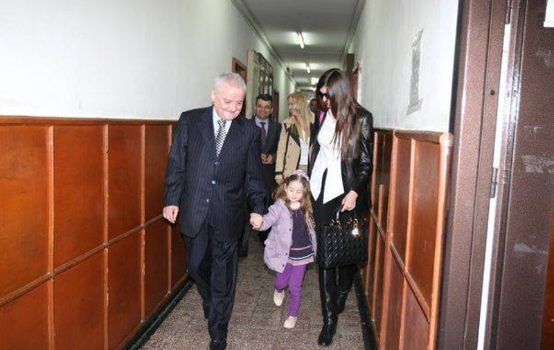 Ar trebui să accepte Irinel Columbeanu condițiile Monicăi? Tu ce crezi?