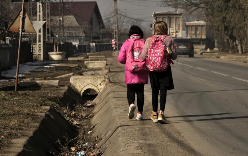 Să discutăm sincer despre copiii care nu mai vin la școală pentru că se căsătoresc. Cu isterie și urlat: „să li se ia copilul” nu rezolvăm nimic