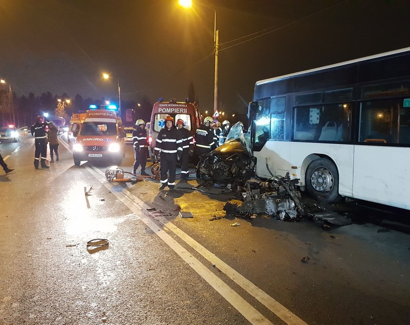 Accident teribil în București, pe Șoseaua Petricani. Două persoane au murit după ce o mașină s-a lovit de un autobuz