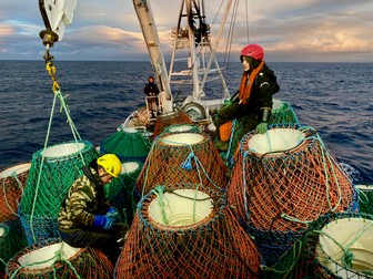 Crabbing-ul este periculos, deoarece marinarii își petrec majoritatea timpului pe punte