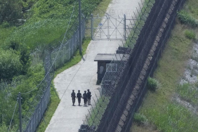 Un nord-coreean, care se afla de un deceniu în Coreea de Sud, a vrut să se întoarcă în țara sa. A intrat cu un autobuz într-o barieră de beton. Foto: Profimedia Pictures. Poză care are rol ilustrativ