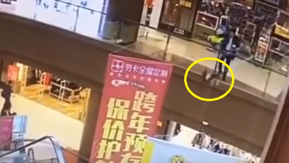 Imagini terifiante. Un bărbat a aruncat o fetiță de la etajul trei al unui mall. Apoi s-a aruncat și el în gol! Totul s-a întâmplat într-un mall