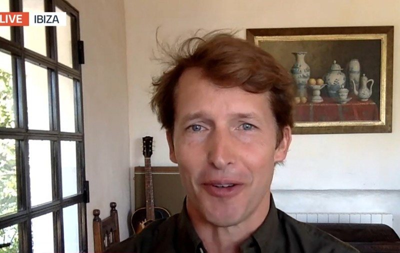 Frații români care au spart casa cântărețului britanic James Blunt i-au furat toate cămășile și tricourile și baioneta de soldat în Kosovo