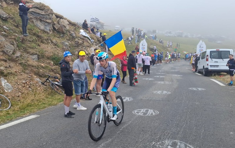Românii care au dus tricolorul pe cățărările mitice din Turul Franței: „Ca să prindem un loc bun pe Tourmalet, ne-am sculat la 3.30”