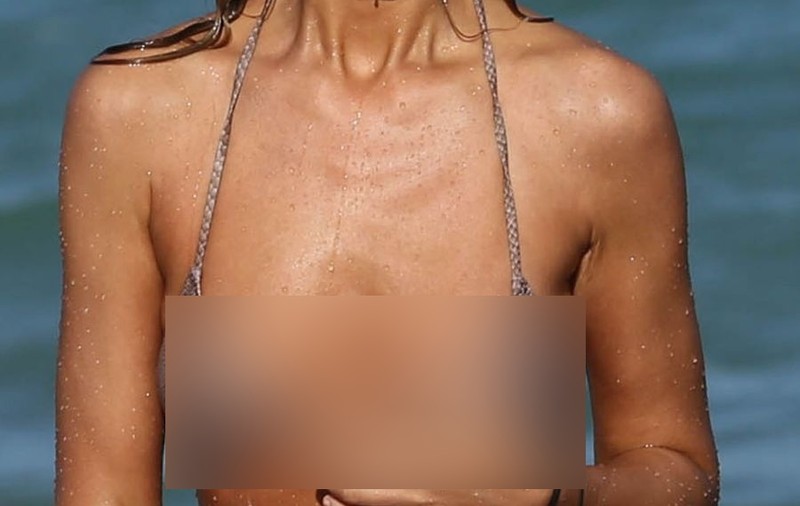 ORICÂT de mult SE MIŞCĂ, SFÂRCUL tot nu INTRĂ ÎN SUTIEN! Iată CE VEDETĂ a FĂCUT DELICIUL PRIVITORILOR, la PLAJĂ! FOTO