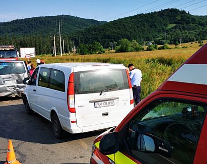 VIDEO | Accident cu două microbuze și un autoturism la Gura Humorului. A fost activat Planul Roșu de Intervenție
